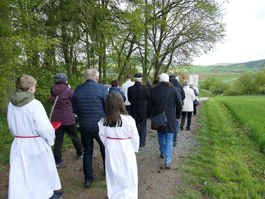 Bittprozession an der Weingartenkapelle (Foto: Karl-Franz Thiede)